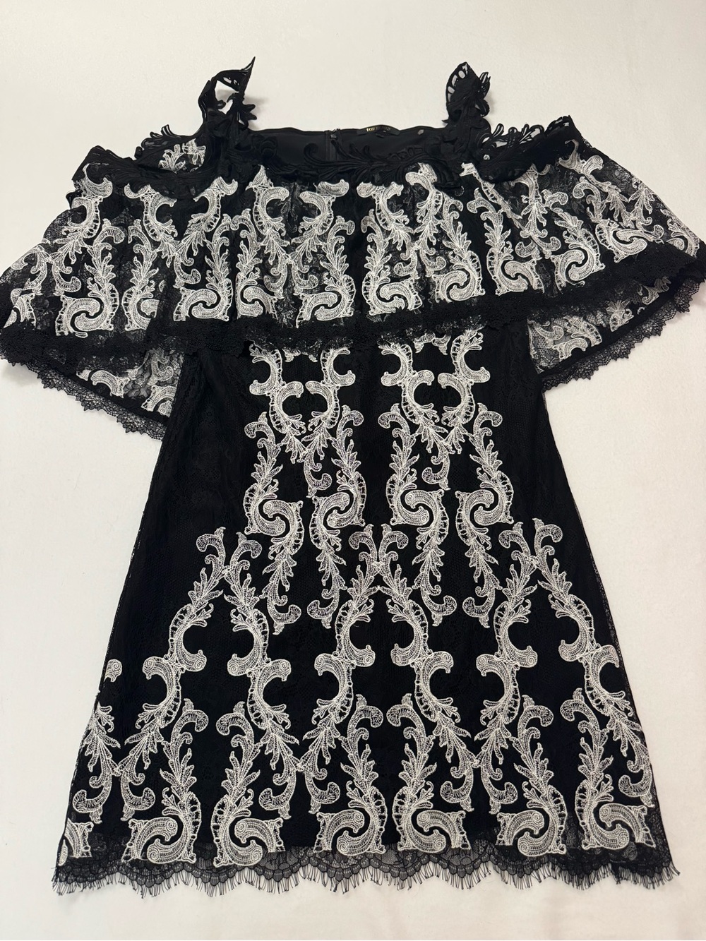 Kobi Halperin Black and White Cold-Shoulder Lace Shift Dress Sz 8 - Picture 3 of 11